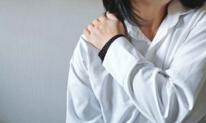 なぜなの？冬になるとひどくなる肩こりの記事画像