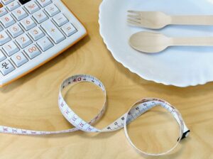【運動嫌い必見】食事だけで痩せる？食事制限ダイエットのメリットとデメリットの記事画像